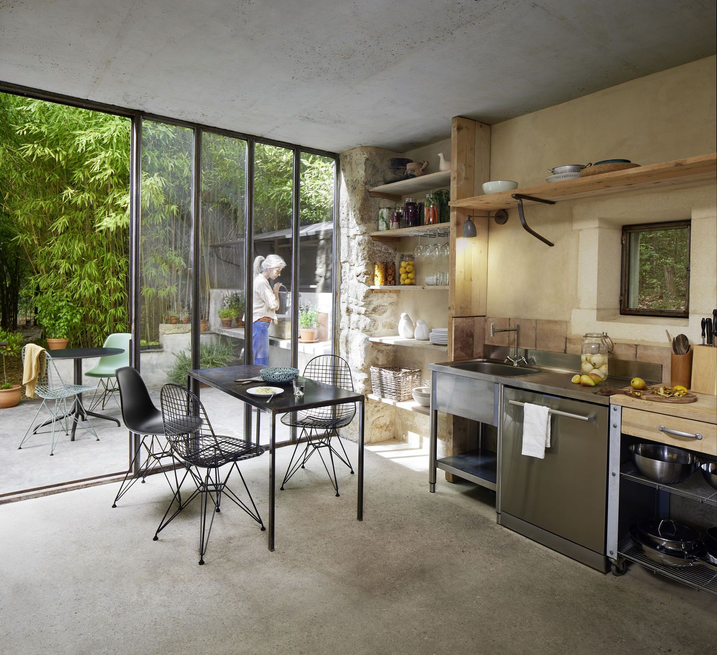Schwarzer Eames Plastic Side Chair DSR Stuhl von Vitra am Esstisch in moderner Küche.