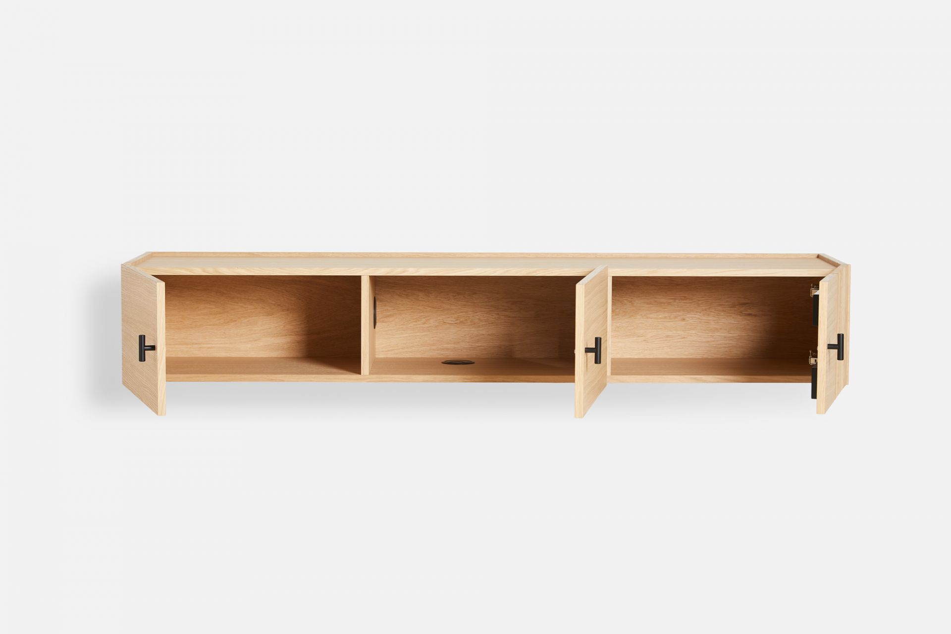 Woud Array Sideboard, wandmontiert, aus hellem Holz mit drei offenen Fächern und schwarzen Griffen.