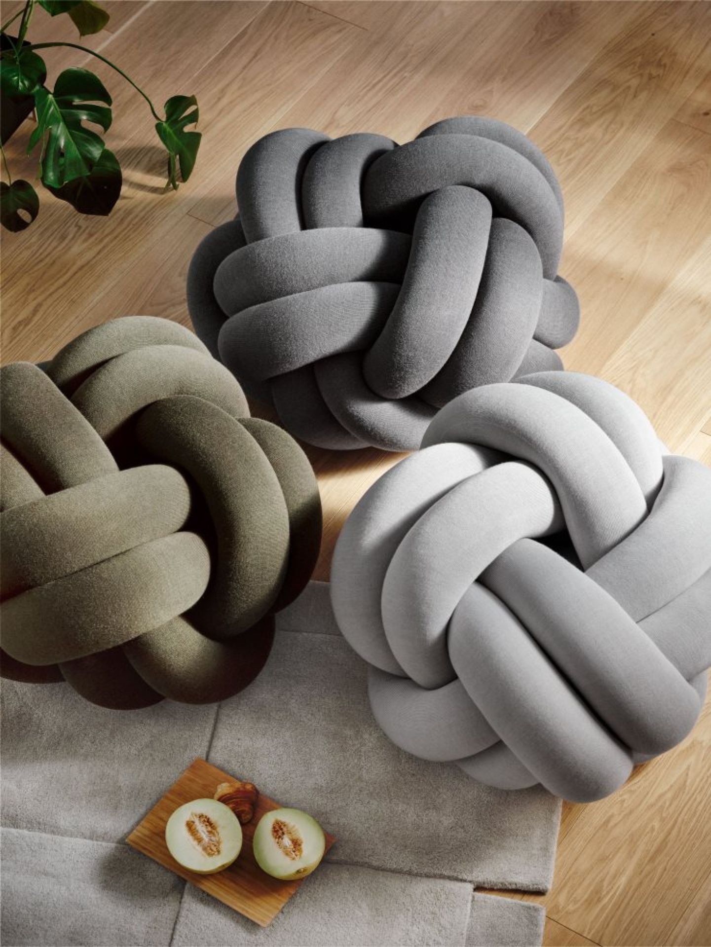 Drei Knot XL Sitzkissen von Design House Stockholm in Grau- und Grüntönen.