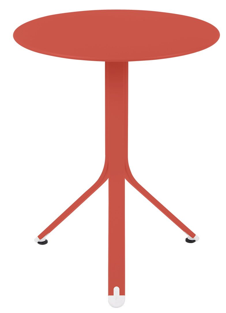 Roter Rest´O Table Outdoor Tisch von Fermob, runder Gartentisch aus Metall mit dreibeinigem Fuß.