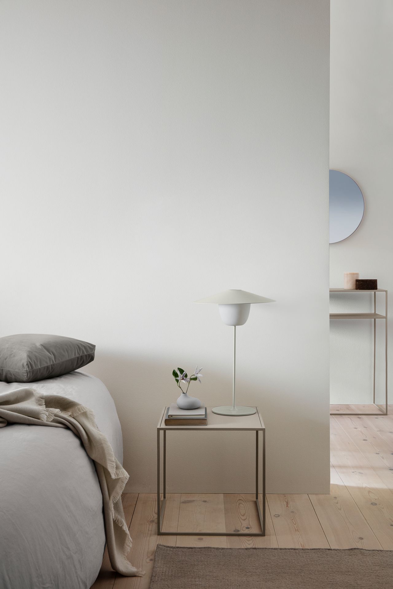 Ani Mobile LED Tischleuchte auf Nachttisch im Schlafzimmer, kabellose Akkuleuchte für stimmungsvolle Beleuchtung.