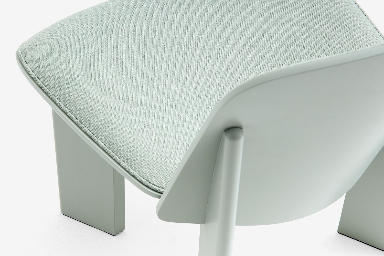 Detailaufnahme des Hay Chisel Lounge Sessel mit mintgrünem Stoffbezug und Holzgestell.