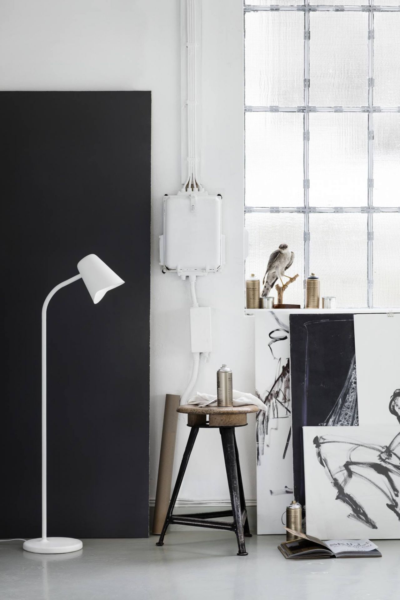 Schwarze "Me floor dim" Stehleuchte von Northern im minimalistischen Atelier-Ambiente. Moderne Bodenleuchte für Wohnzimmer und Büro.