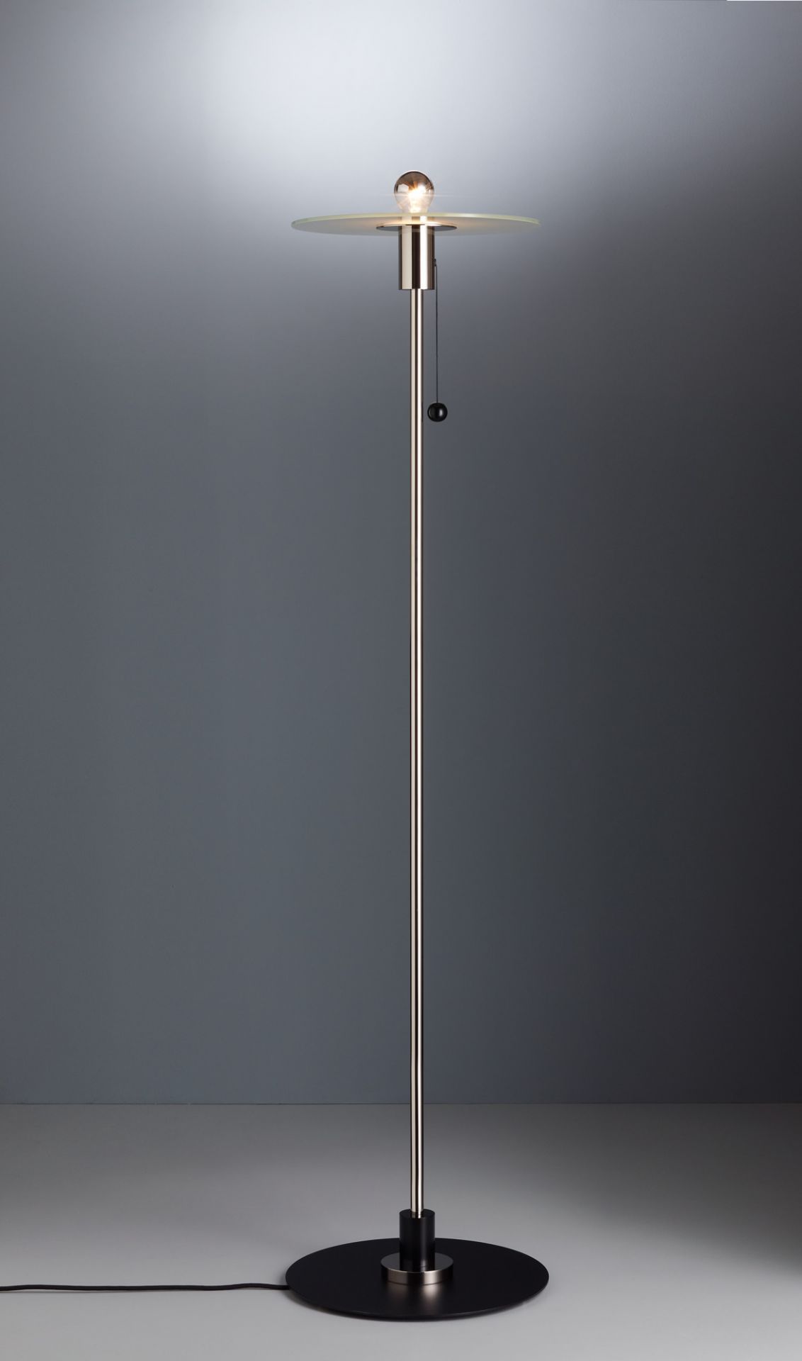 Elegante Bauhaus Stehleuchte BST 23 von Tecnolumen mit rundem Lampenschirm und Zugschalter.