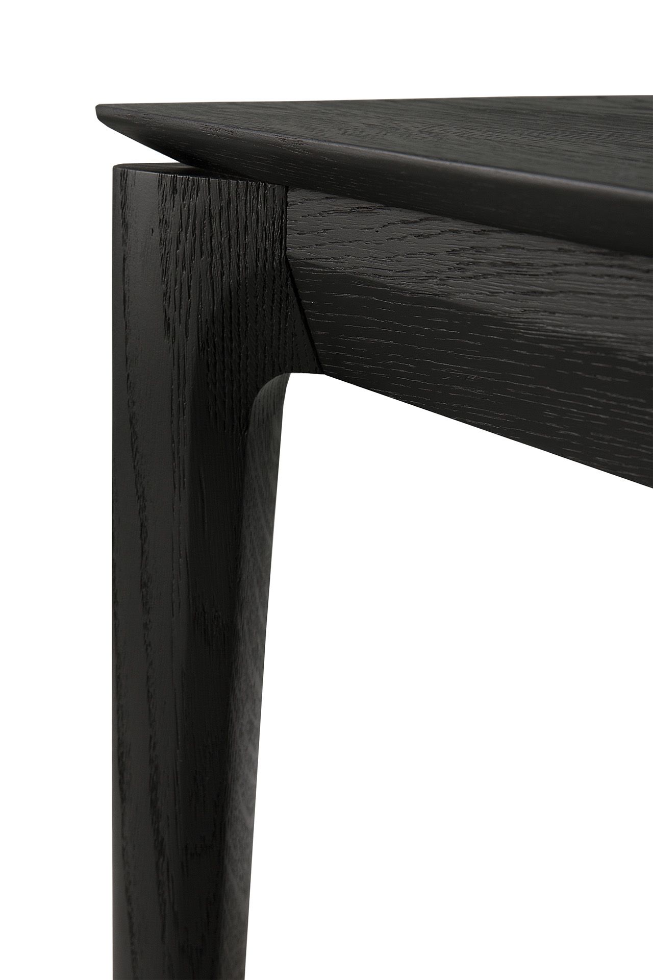 Detailaufnahme vom Ethnicraft Bok Esstisch aus schwarzem Eichenholz, modernes Design für Esszimmer.