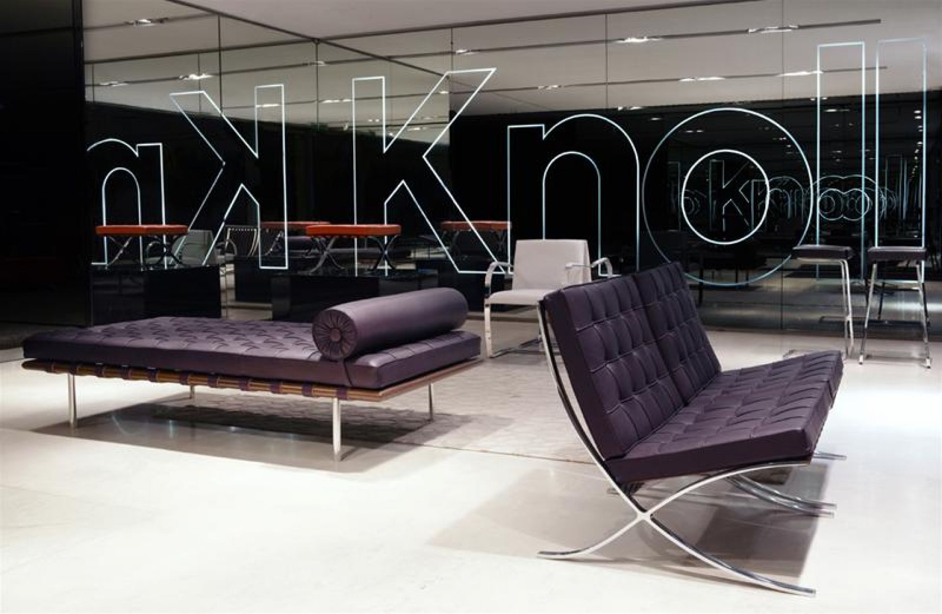 Barcelona Liege von Knoll International in Lila Leder und Chromgestell, modernes Designmöbel für Wohnzimmer und Büro.