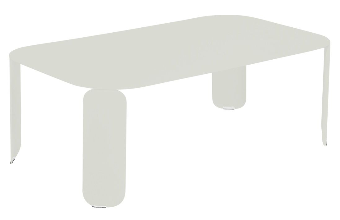 Bebop Low Table von Fermob, ein moderner, niedriger Outdoor-Tisch in hellem Grau.