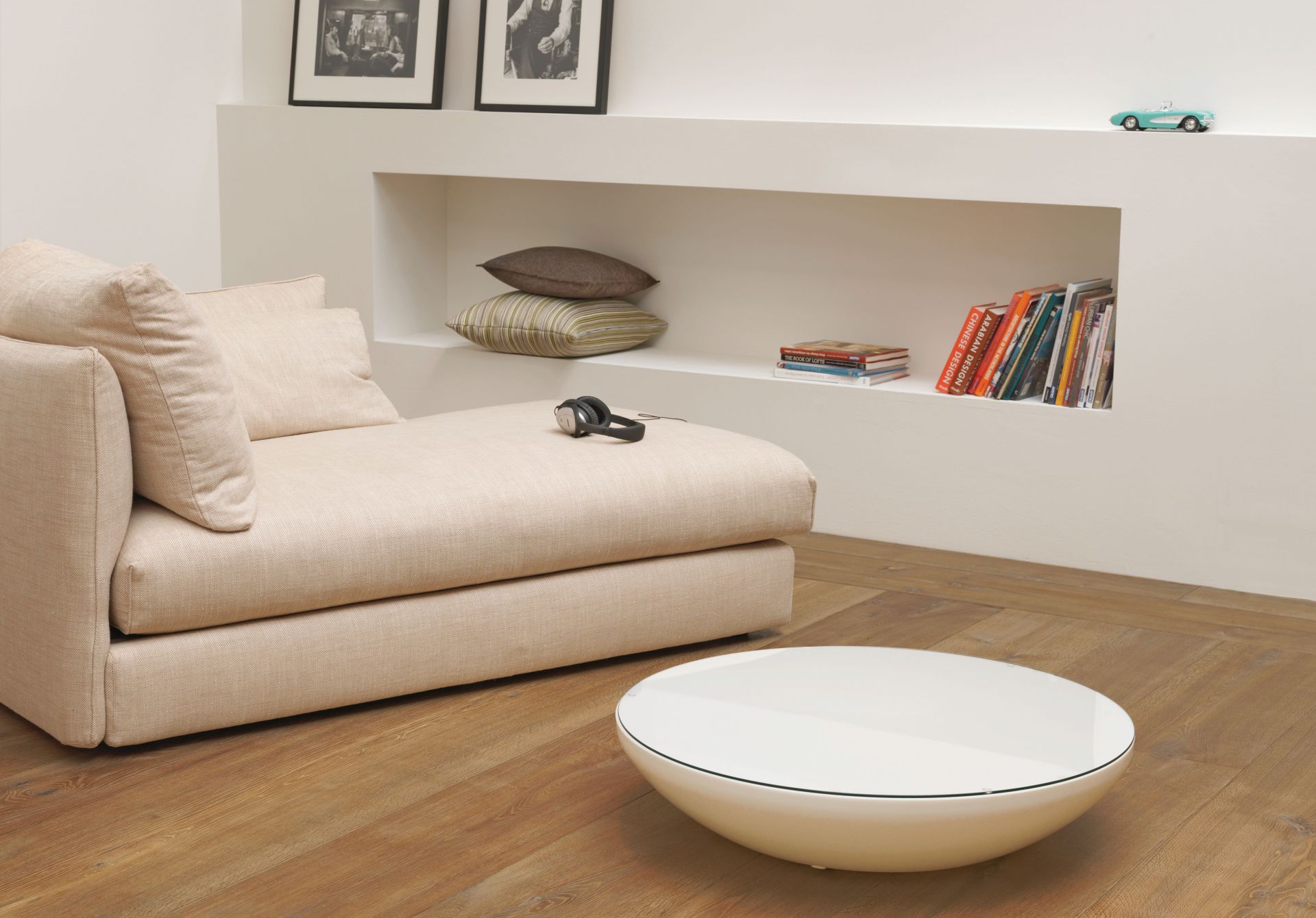 Helle Lounge Couch mit Kissen und weißem Couchtisch im Wohnzimmer. Moderne Möbel für Indoor.