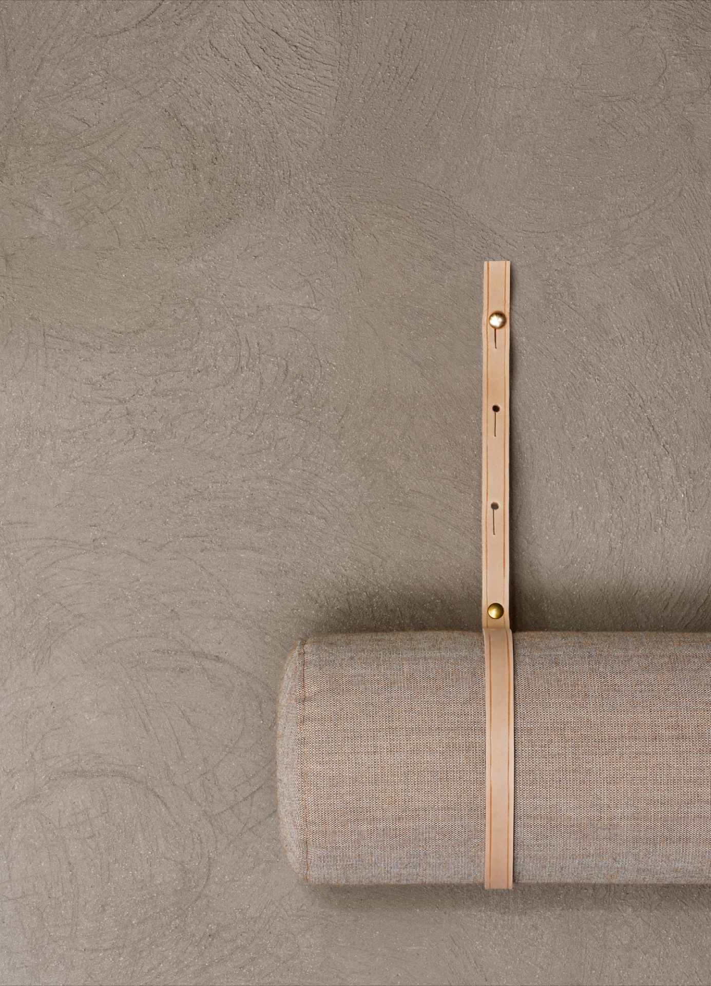 Detailaufnahme des Carl Hansen BM0865 Daybed Tagesbetts mit hellbraunem Lederriemen vor einem grauen Hintergrund.