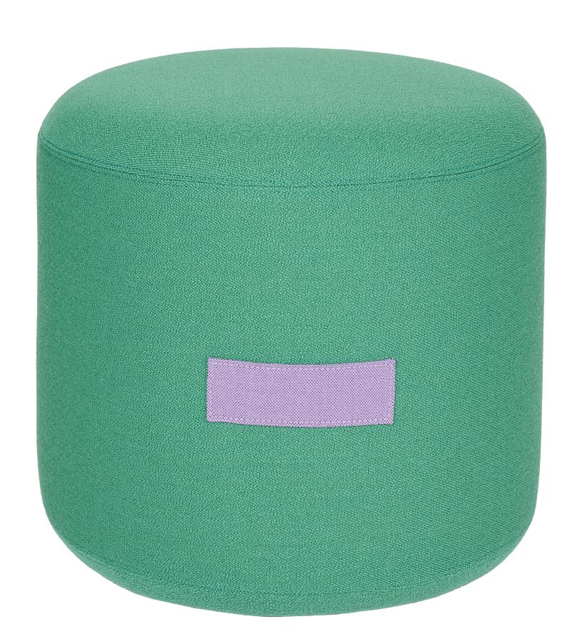 Grüner Ayaka Hocker von Schönbuch mit lila Detail, moderner Sitzhocker für Wohnzimmer und Flur.