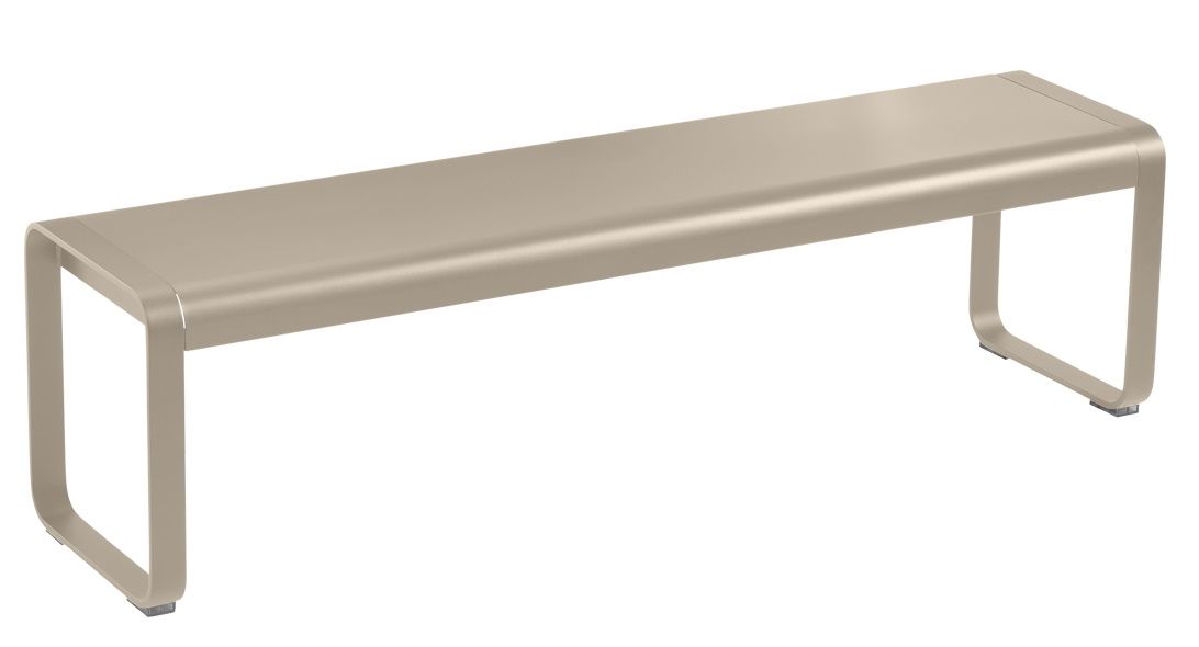 Bellevie Bank von Fermob, eine moderne Outdoor-Bank aus Metall in sanftem Beige.