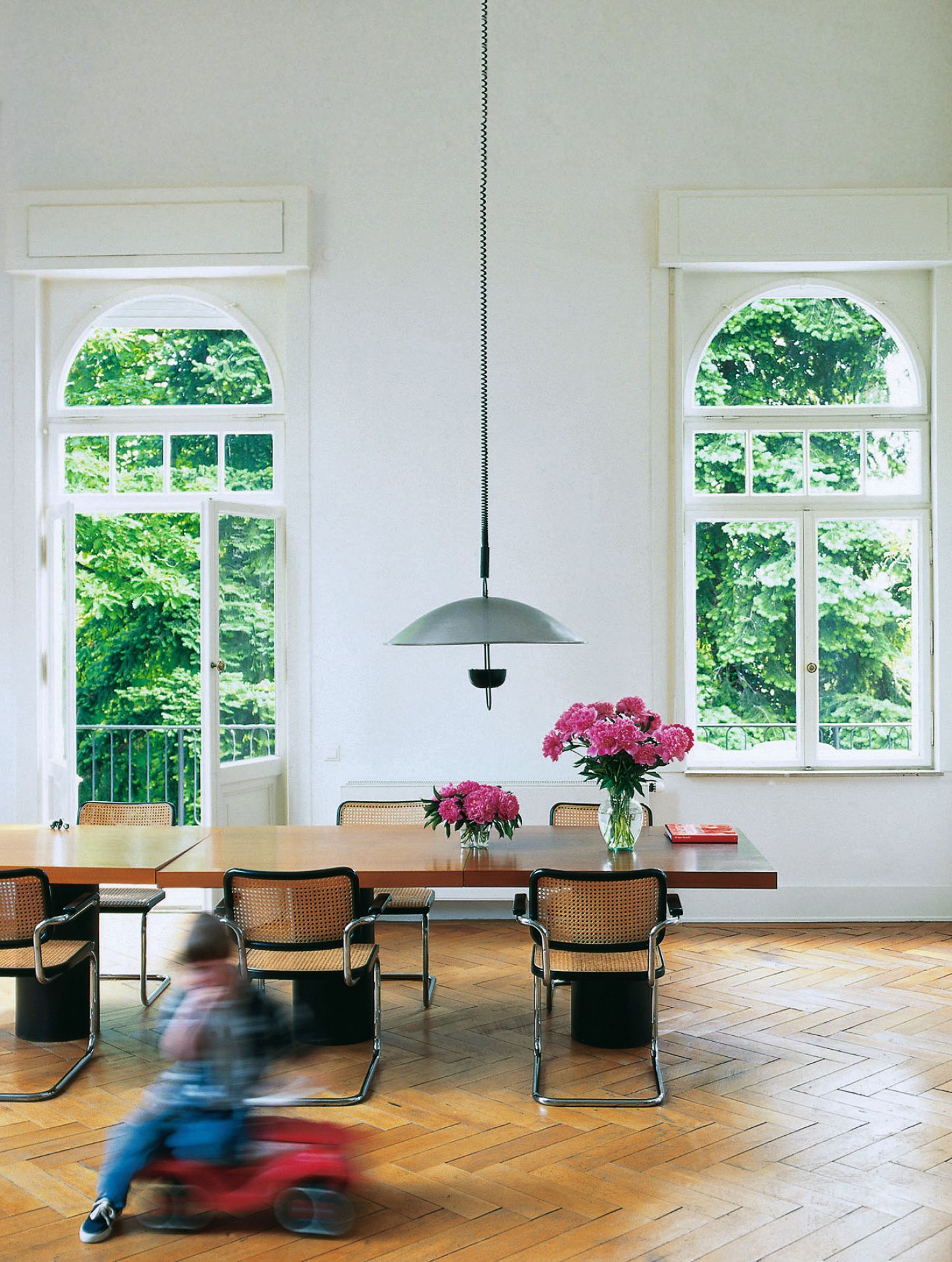 Esszimmer mit S 64 Freischwinger Stühlen von Thonet, Buche natur und Chrom Gestell.