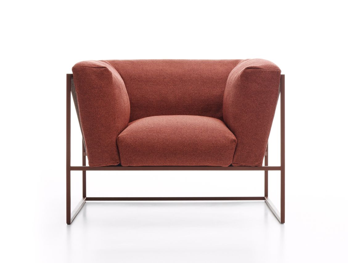 Arpa Sessel für den Außenbereich von MDF Italia, roter Outdoor Sessel mit Metallgestell.