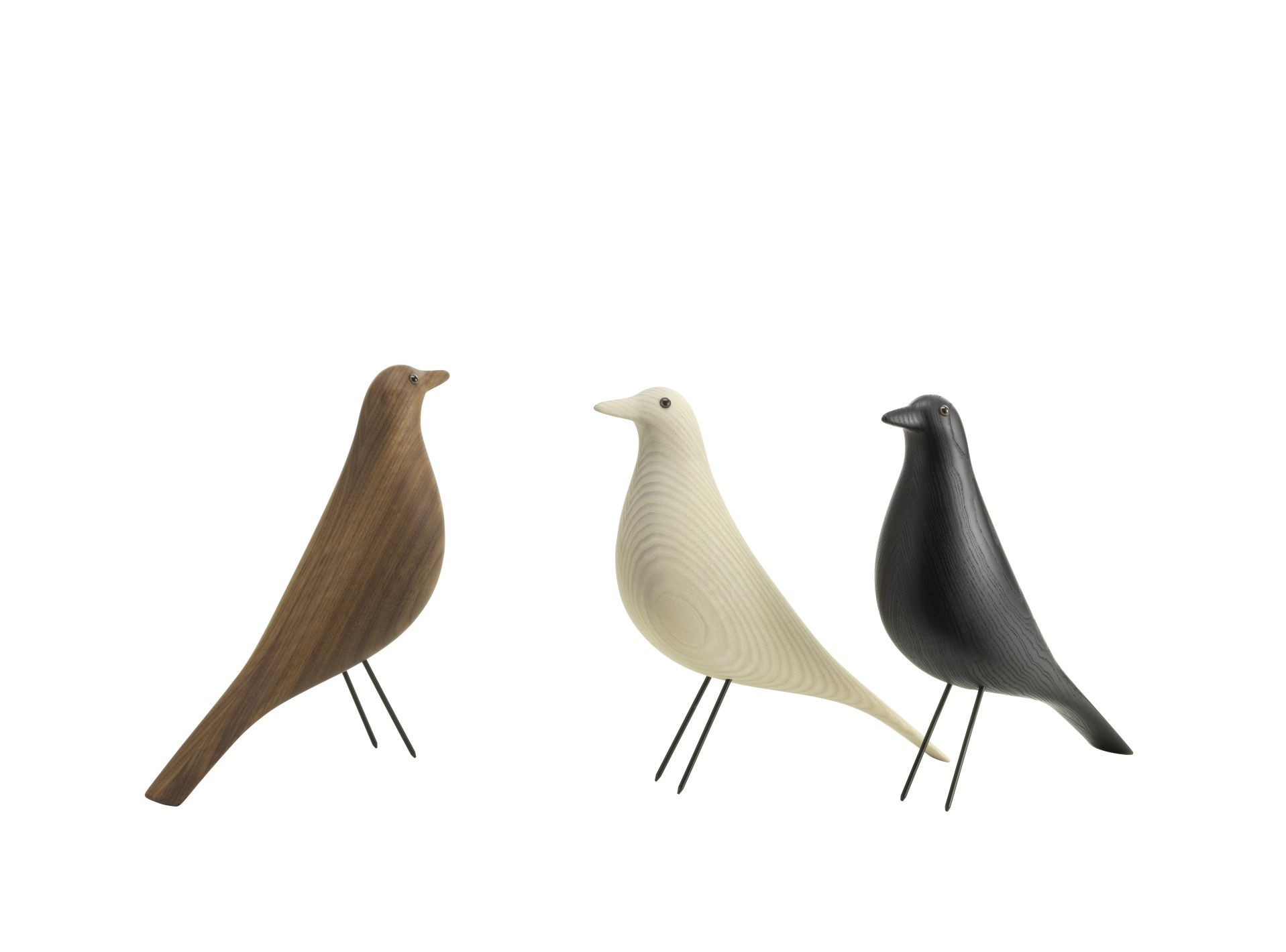 Drei Eames House Bird Holzfiguren von Vitra in Nussbaum, Weiß und Schwarz auf weißem Hintergrund.