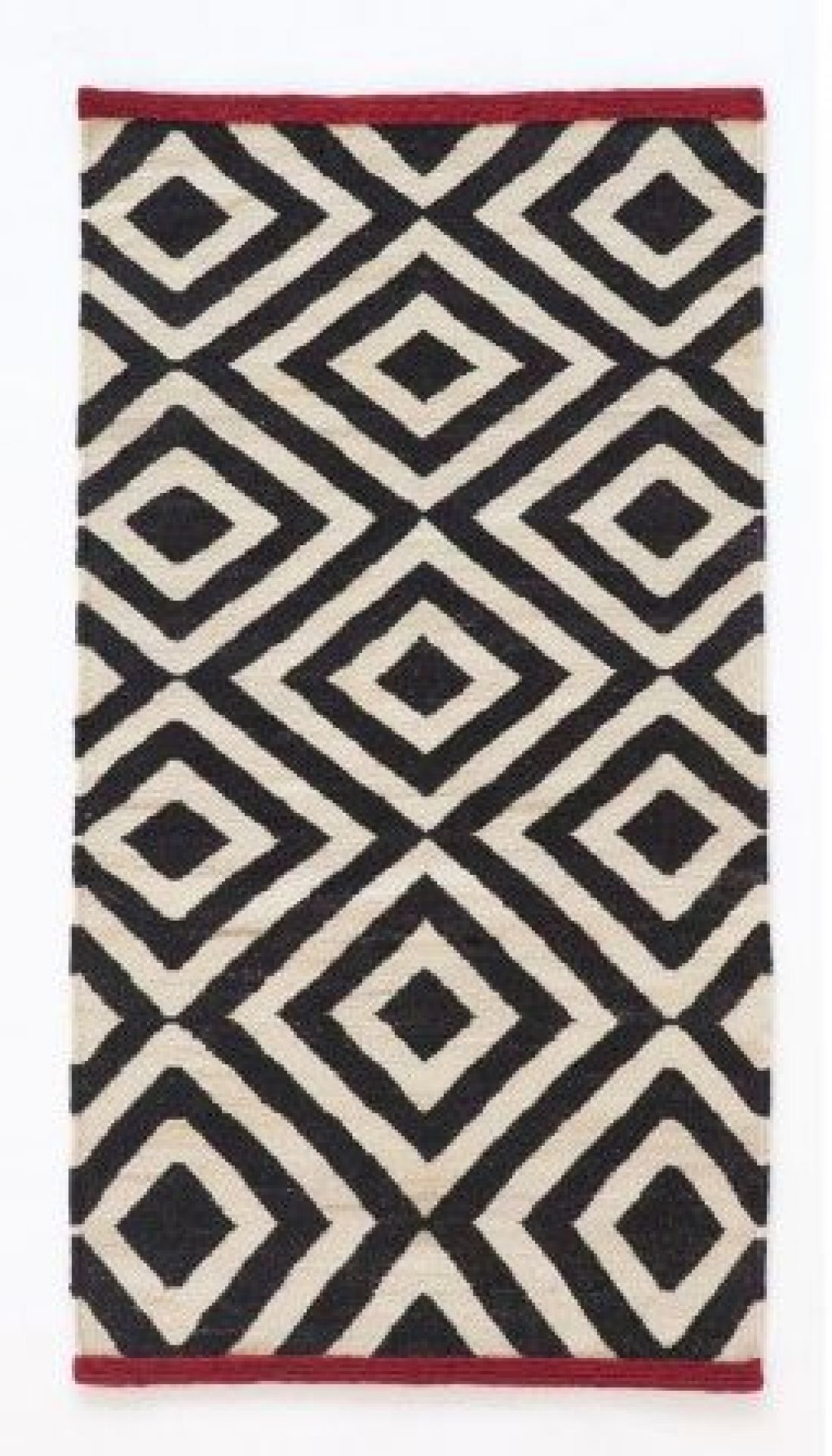 Nanimarquina Teppich mit grafischem Rautenmuster in Schwarz und Beige, roter Rand. Moderner Teppich für Wohnräume.