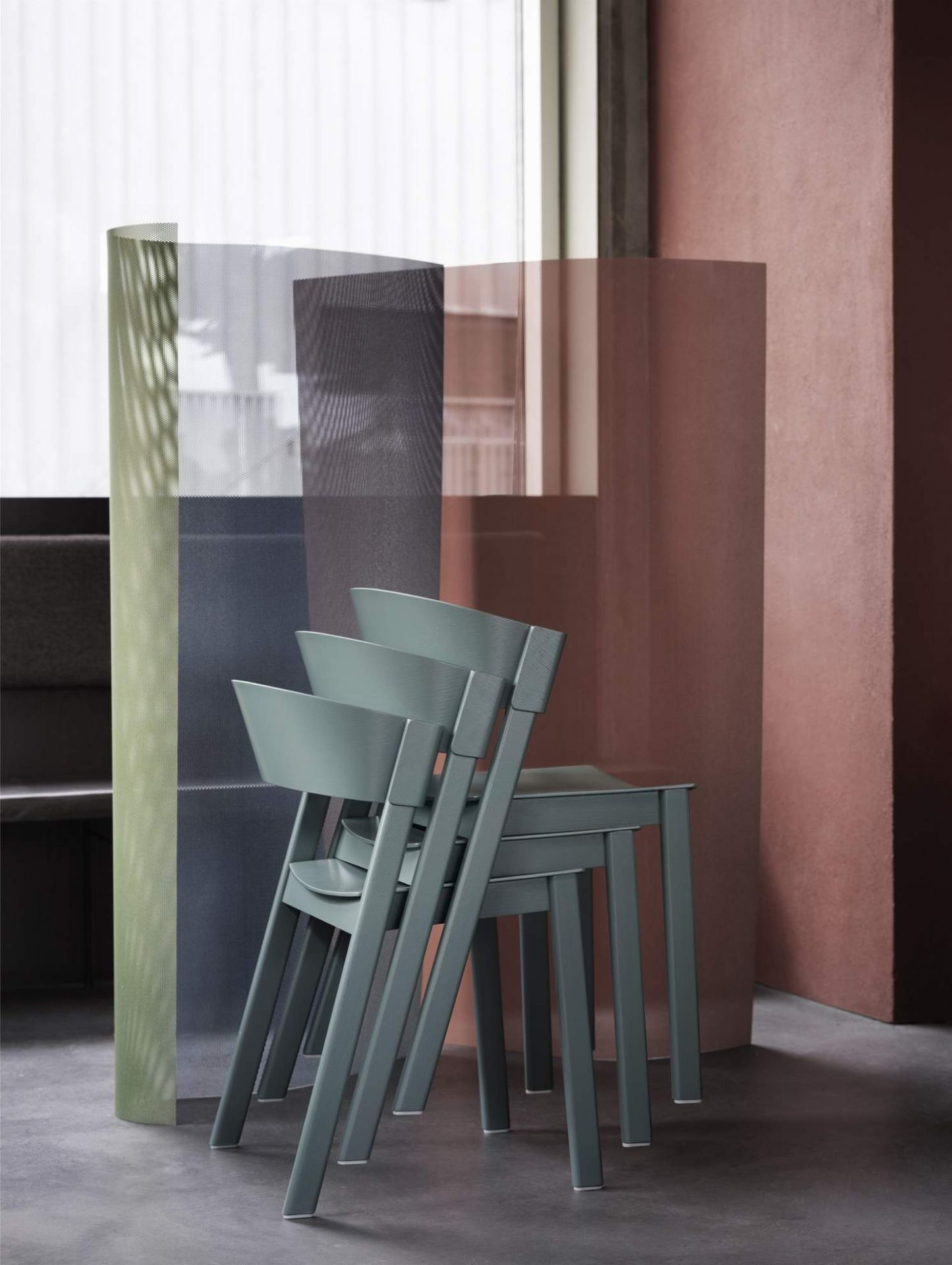 Gestapelte, grüne Cover Side Chairs von Muuto, moderne Holzstühle für Esszimmer und Wohnbereich.