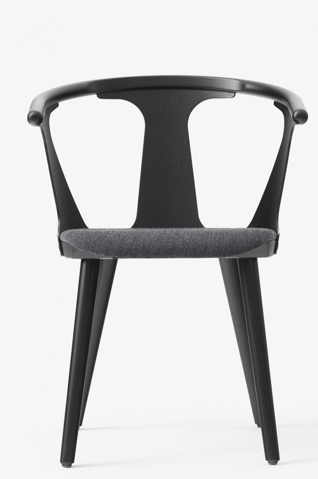 Schwarzer In Between Armchair Armlehnenstuhl SK2 von AndTradition mit grauem Sitzpolster, Frontansicht auf weißem Hintergrund.