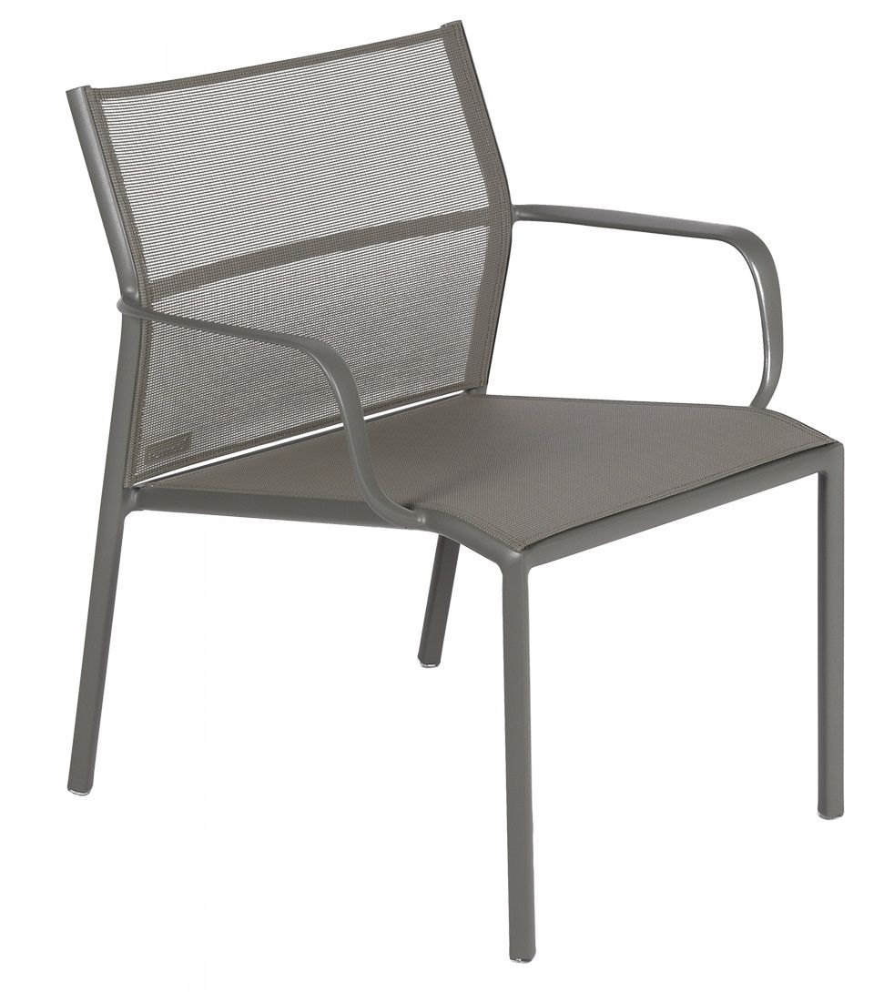Cadiz Sessel von Fermob für den Außenbereich, modernes Design mit Armlehnen und grauem Netzgewebe.