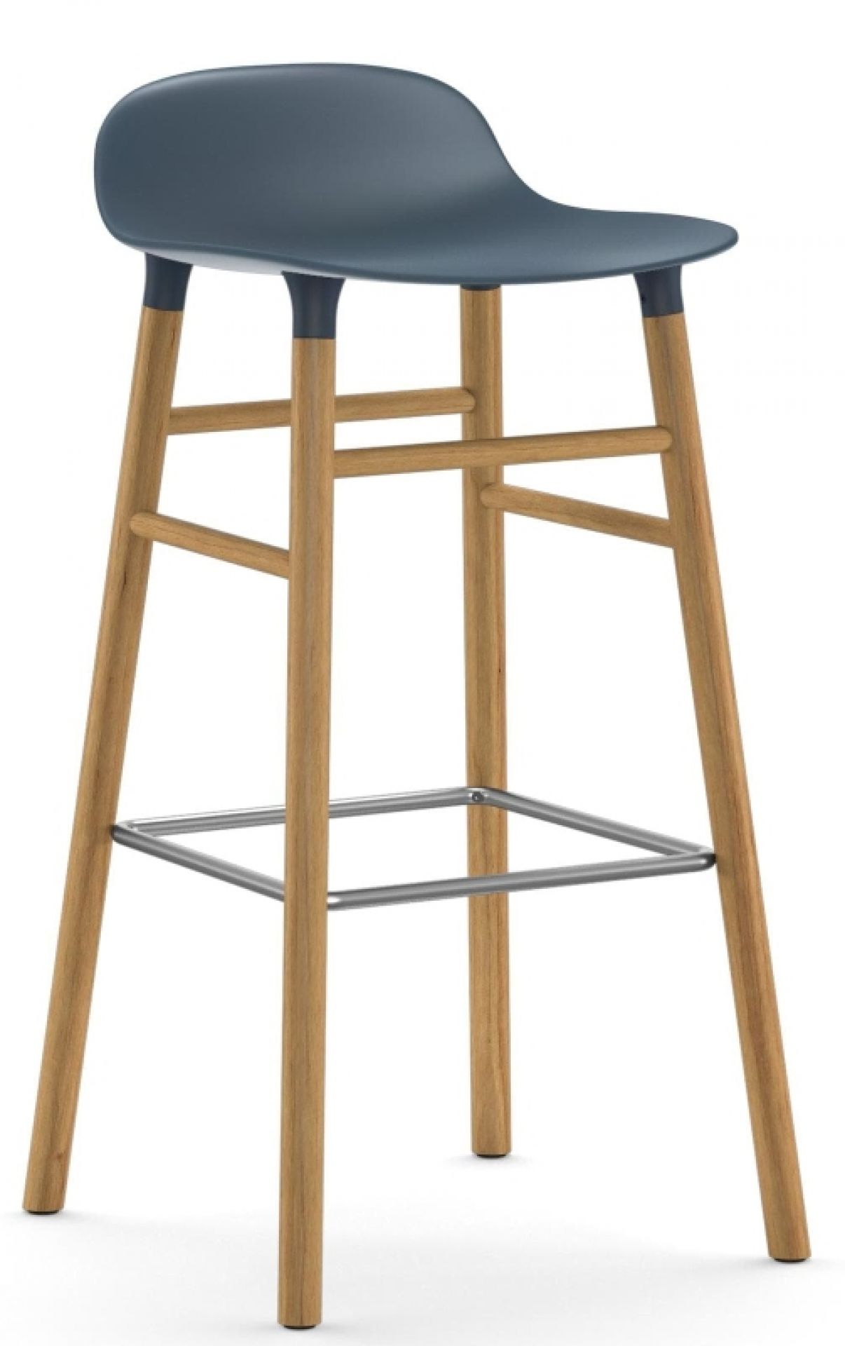 Normann Copenhagen Form Barhocker H 75 cm mit blauer Sitzfläche und Holzbeinen.