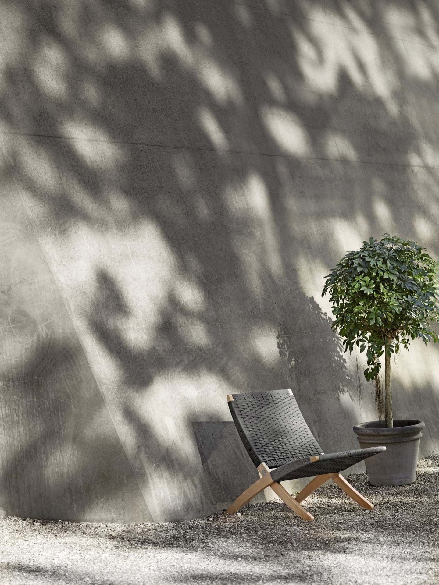 Cuba Chair Outdoor Sessel von Carl Hansen & Søn aus Holz und geflochtenem Seil.