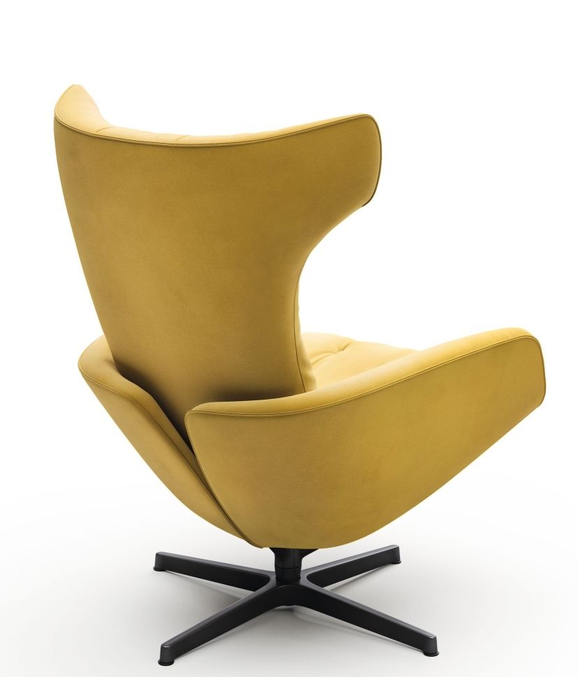 Goldener Onsa Chair Sessel von Walter Knoll mit schwarzem Drehfuß, Rückenansicht auf weißem Hintergrund.
