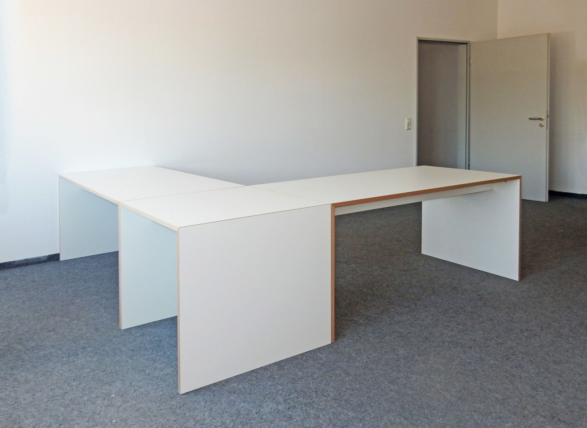 Weißer, moderner Schreibtisch, Tojo Tisch, mit minimalistischem Design für Büro oder Arbeitszimmer.