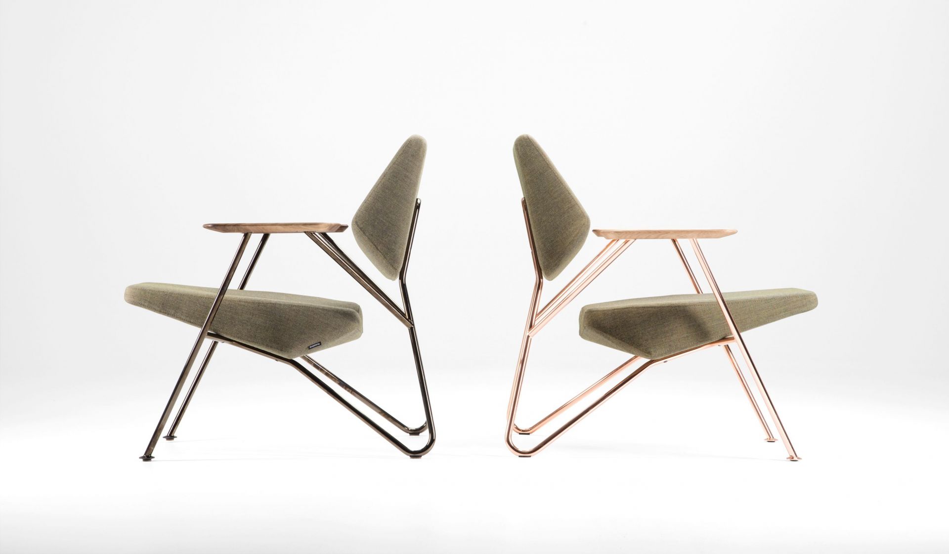 Zwei Prostoria Polygon Sessel für Indoor und Outdoor, olivgrüner Stoffbezug, Metallgestell in Schwarz und Kupfer.