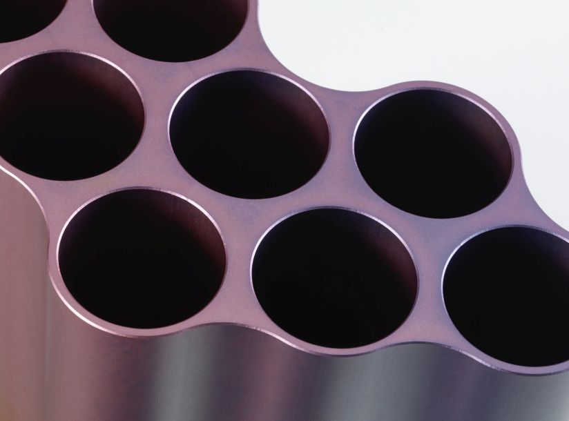 Detailaufnahme der Nuage Vase von Vitra, limitierte Edition, abstrakte Form mit mehreren Öffnungen.