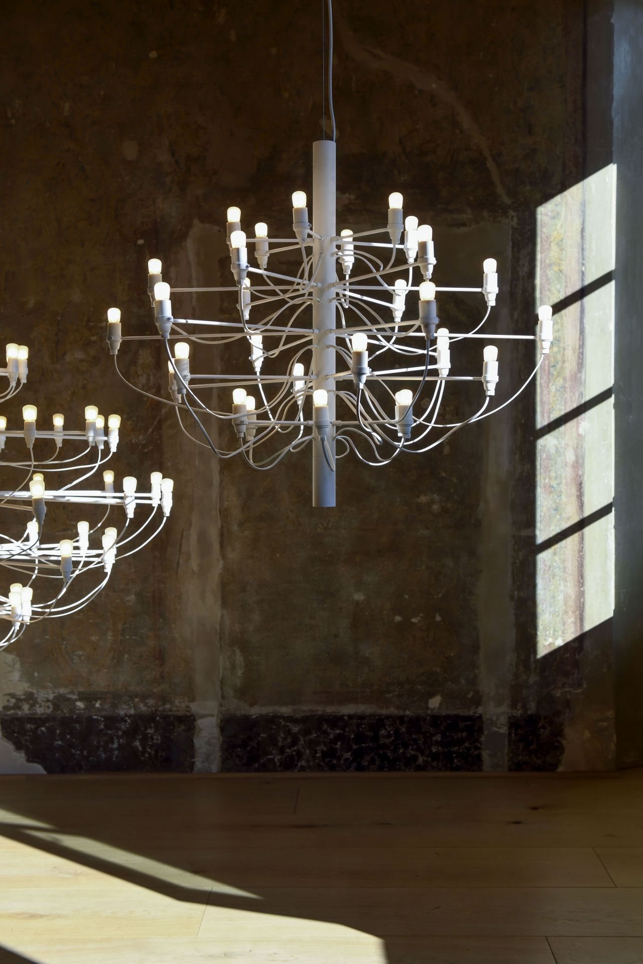 Weißer Flos 2097 Kronleuchter mit 50 mattierten Glühbirnen, modernes Design für Wohnzimmer und Esszimmer.