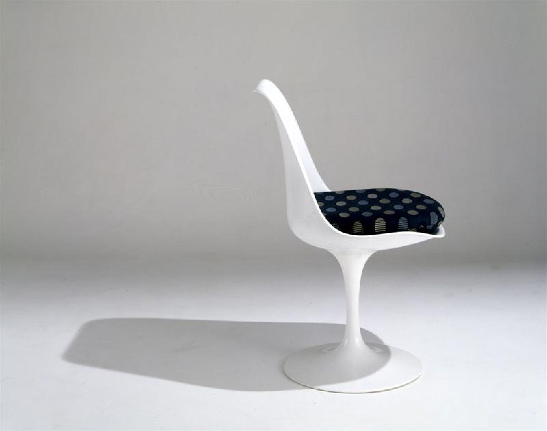 Weißer Tulip Chair Stuhl von Knoll International mit blau gemustertem Sitzkissen, Seitenansicht.