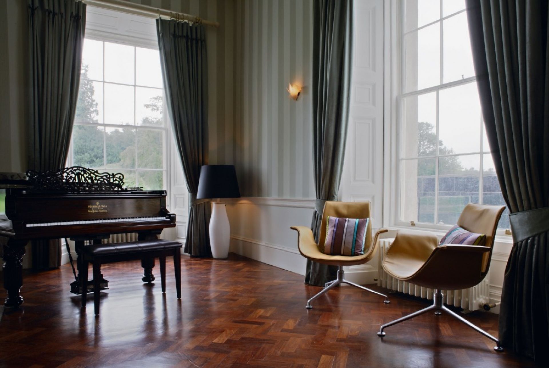 Zwei FK 6725-3G Sessel von Walter Knoll in einem eleganten Wohnzimmer mit Parkettboden.