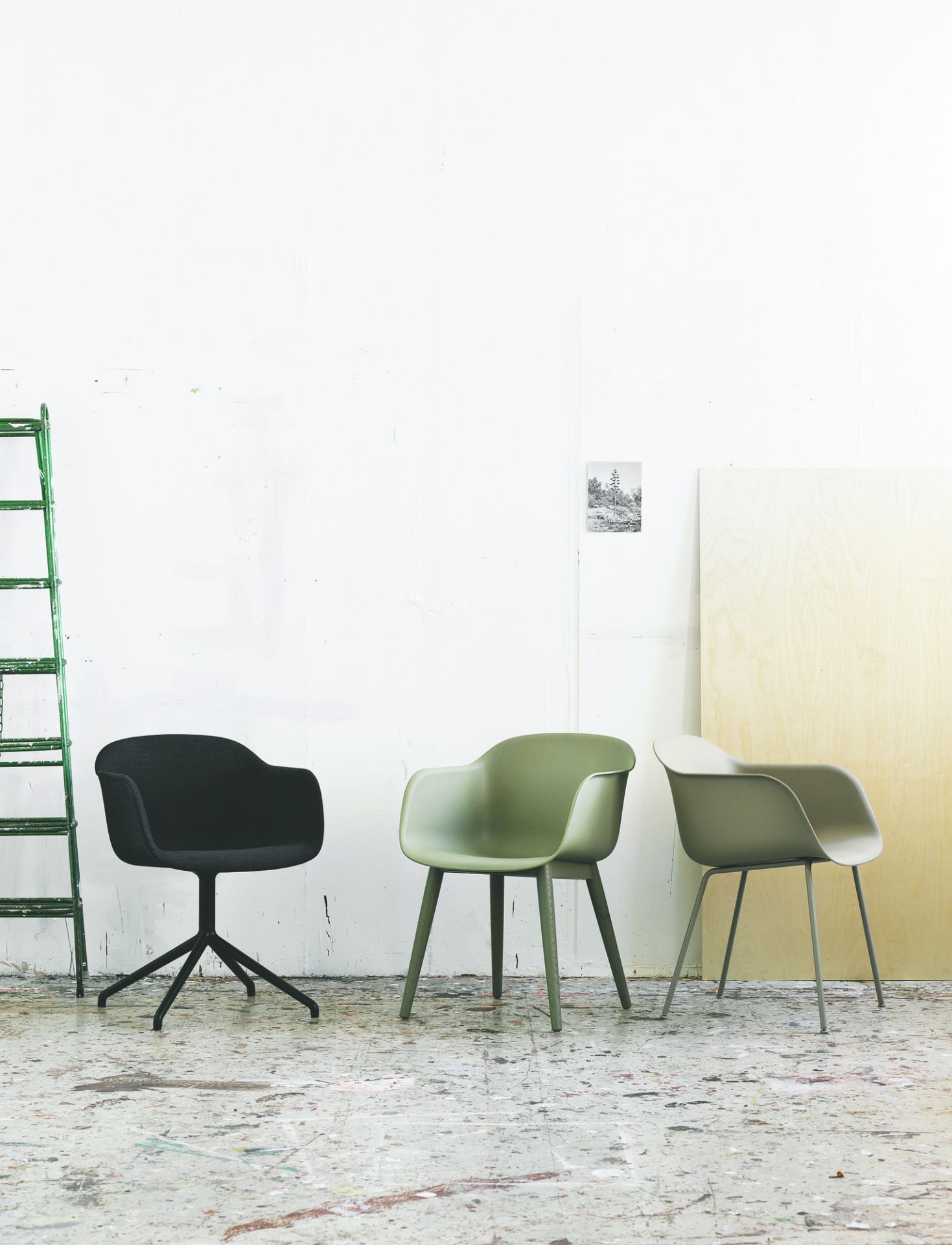 Drei Fiber Armchair Stühle von Muuto in Schwarz, Olivgrün und Grau mit Holz- und Metallbeinen.