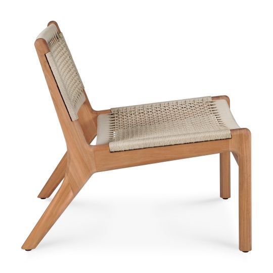 Jack Loungesessel für den Außenbereich: Teakholzrahmen mit beige Kordelgeflecht, seitliche Ansicht.