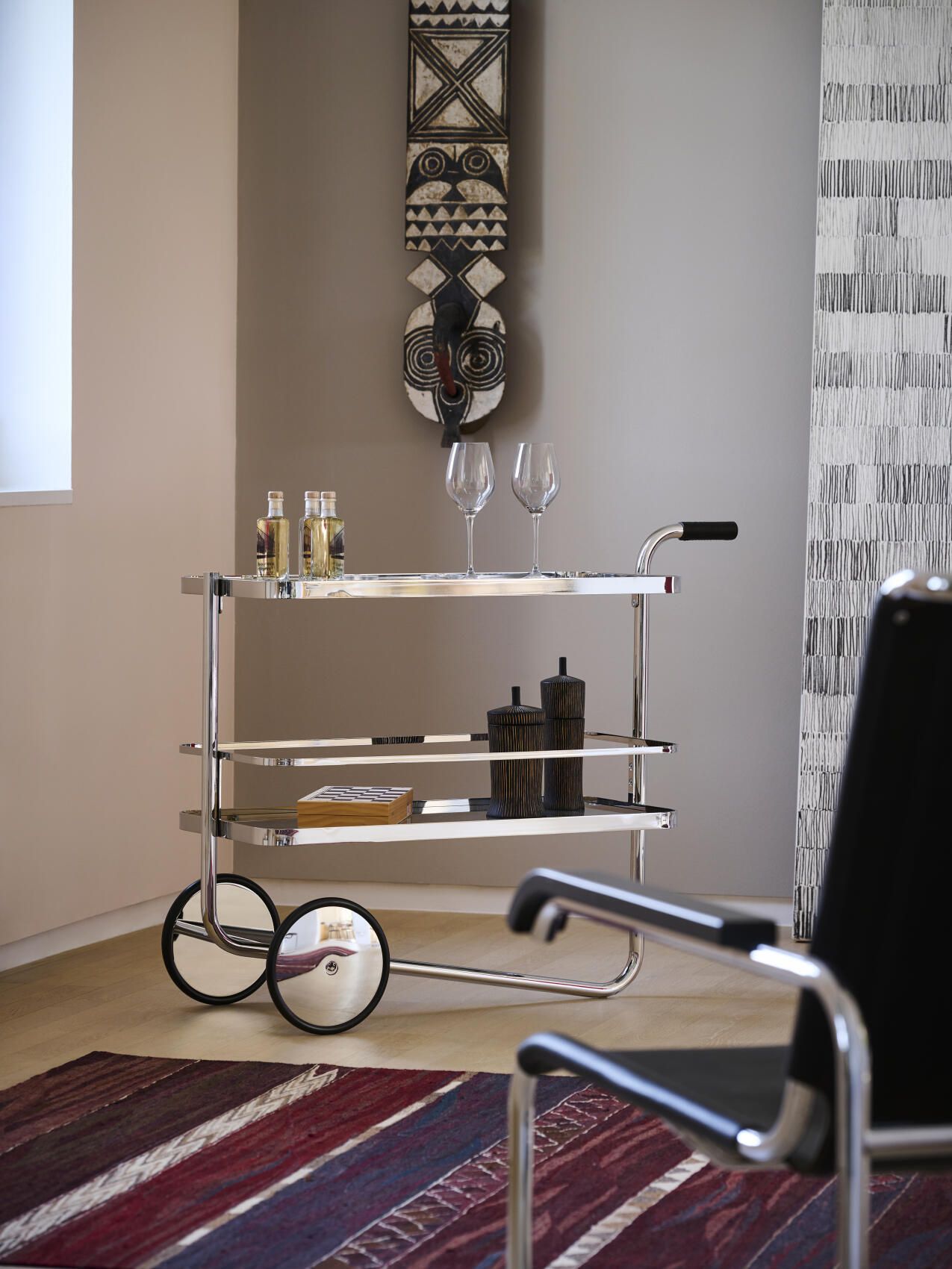 Thonet Barwagen S 179 aus verchromtem Stahlrohr mit zwei Glasflaschen und zwei Weingläsern.