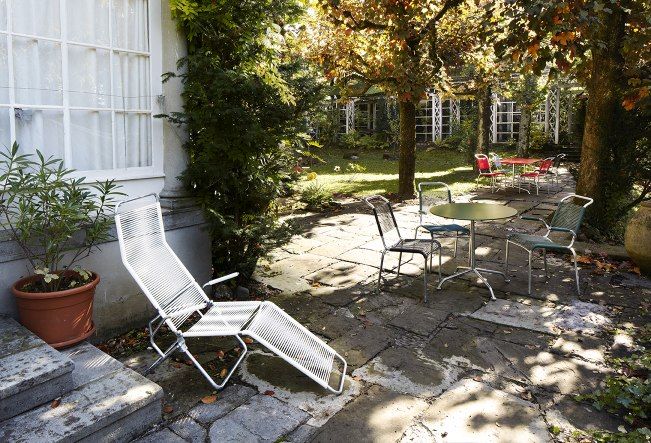 Weißer Altorfer Liegestuhl Embru im Garten, Outdoor-Möbel für entspannte Stunden im Freien.