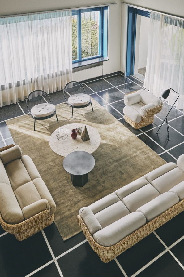 Ansicht von oben: Wohnzimmer mit Epic Coffee Table Couchtisch und Rattanmöbel auf Teppich.