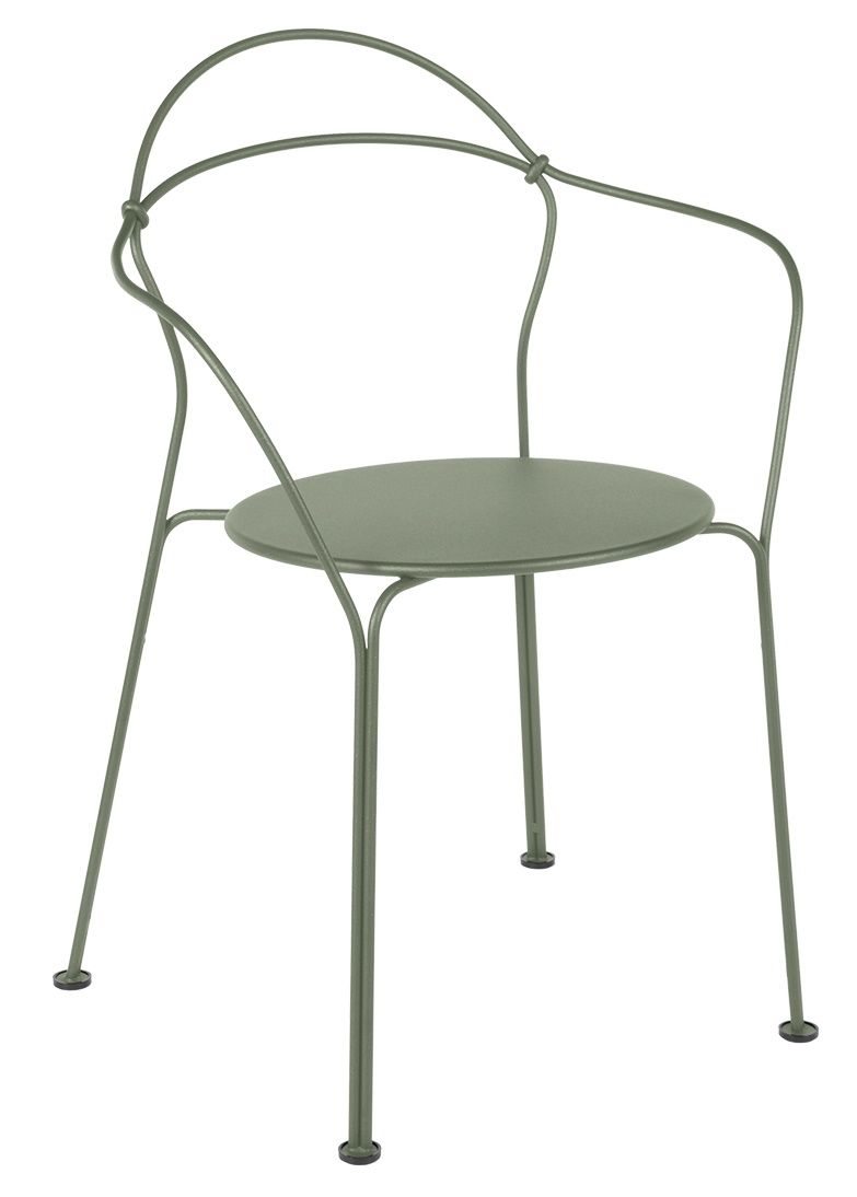 Airloop Bridge Sessel von Fermob für den Außenbereich, grüner Metallstuhl mit rundem Sitz.
