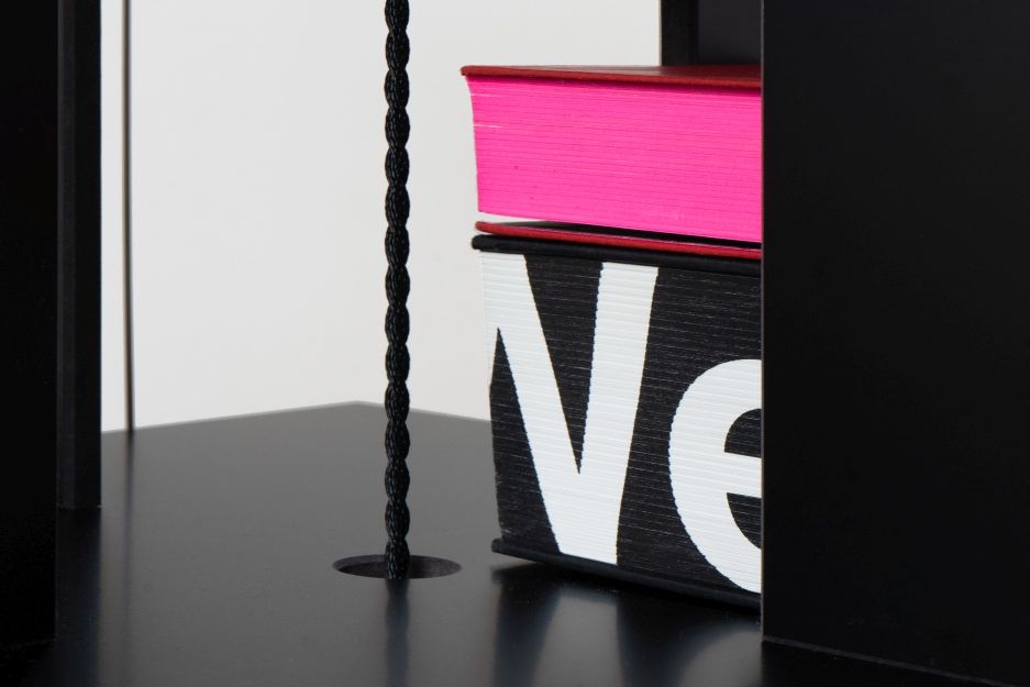 Boekentoren met letters, dvd-rek van Nils Holger Moormann