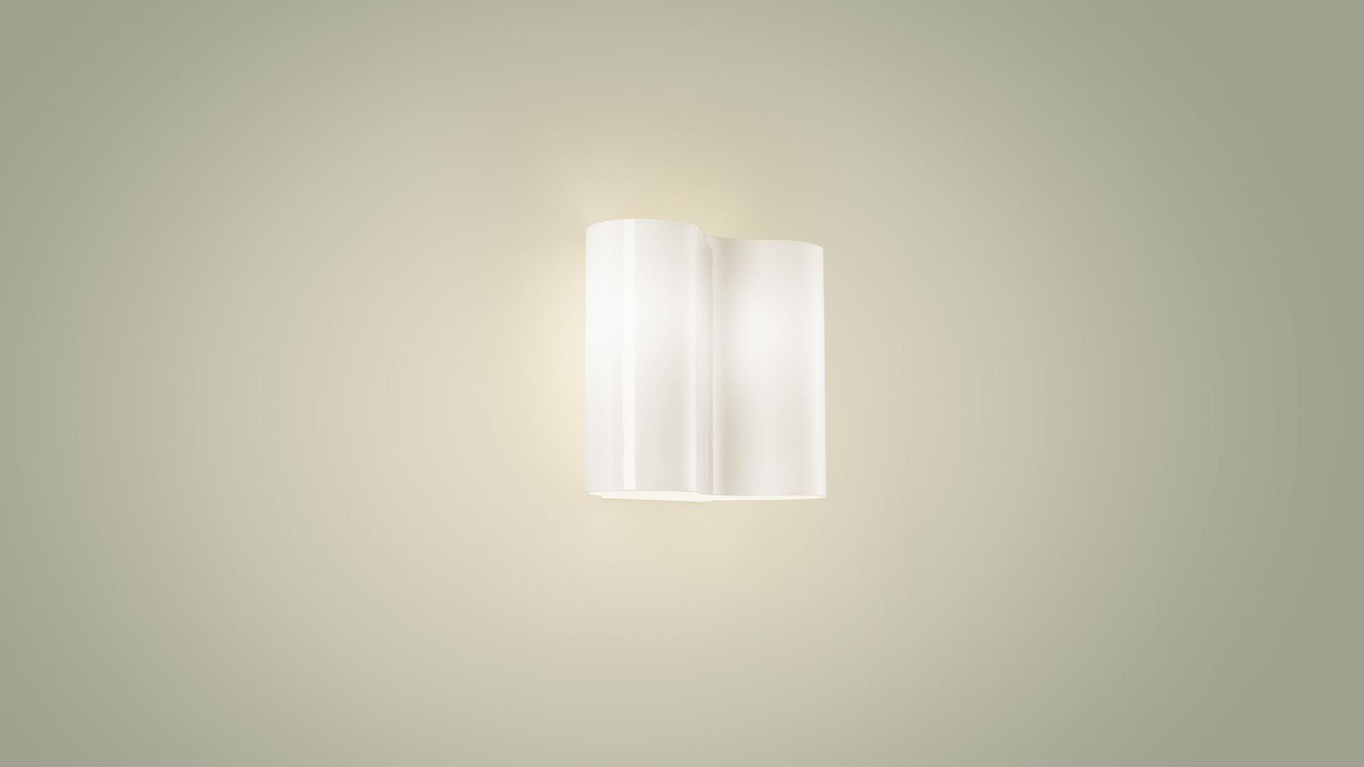 Weiße Foscarini Wandleuchte Double aus glänzendem Kunststoff, modernes Design für indirekte Beleuchtung.