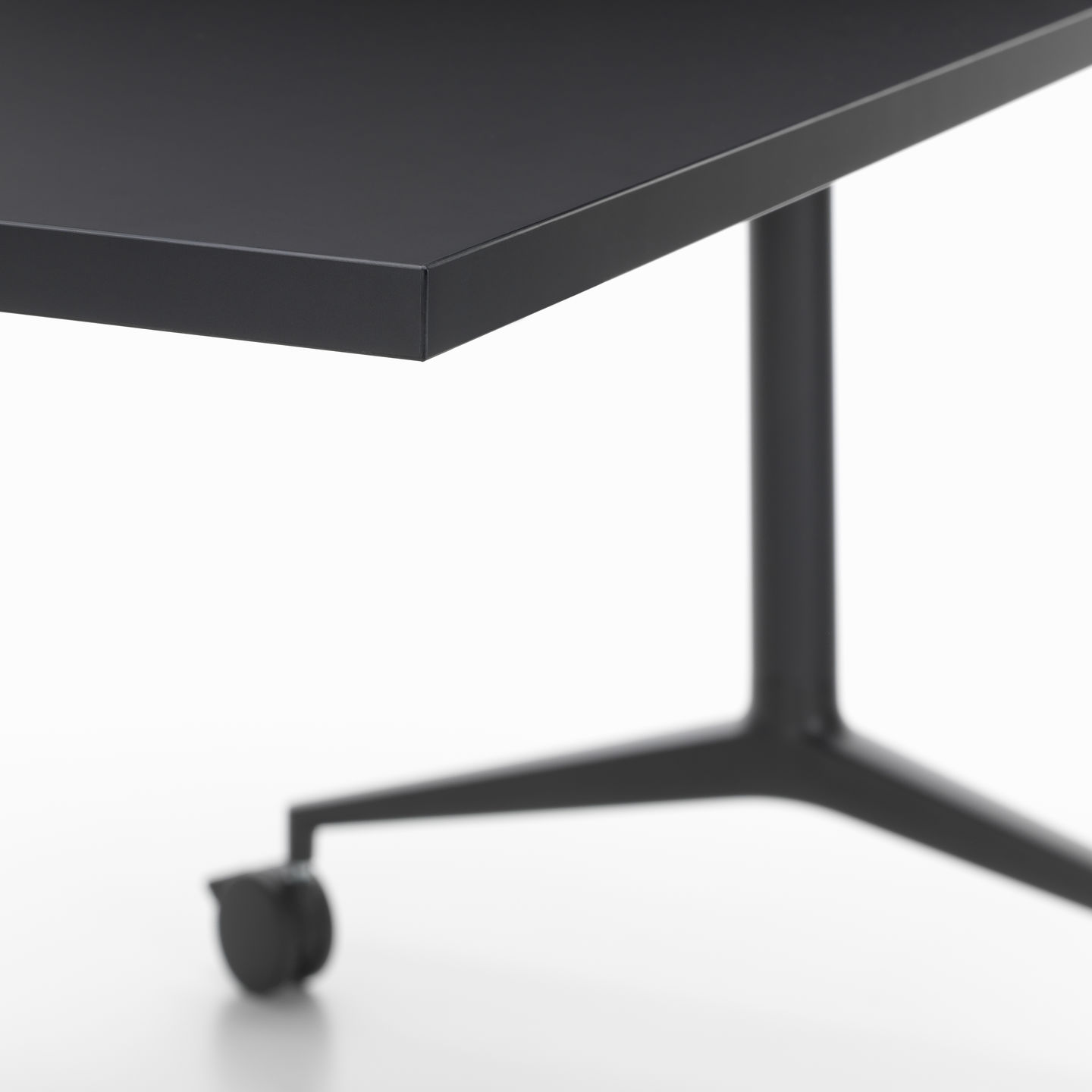 Detailaufnahme des schwarzen MedaMorph Klapptisches von Vitra, ideal als flexibler Arbeitstisch mit Rollen.