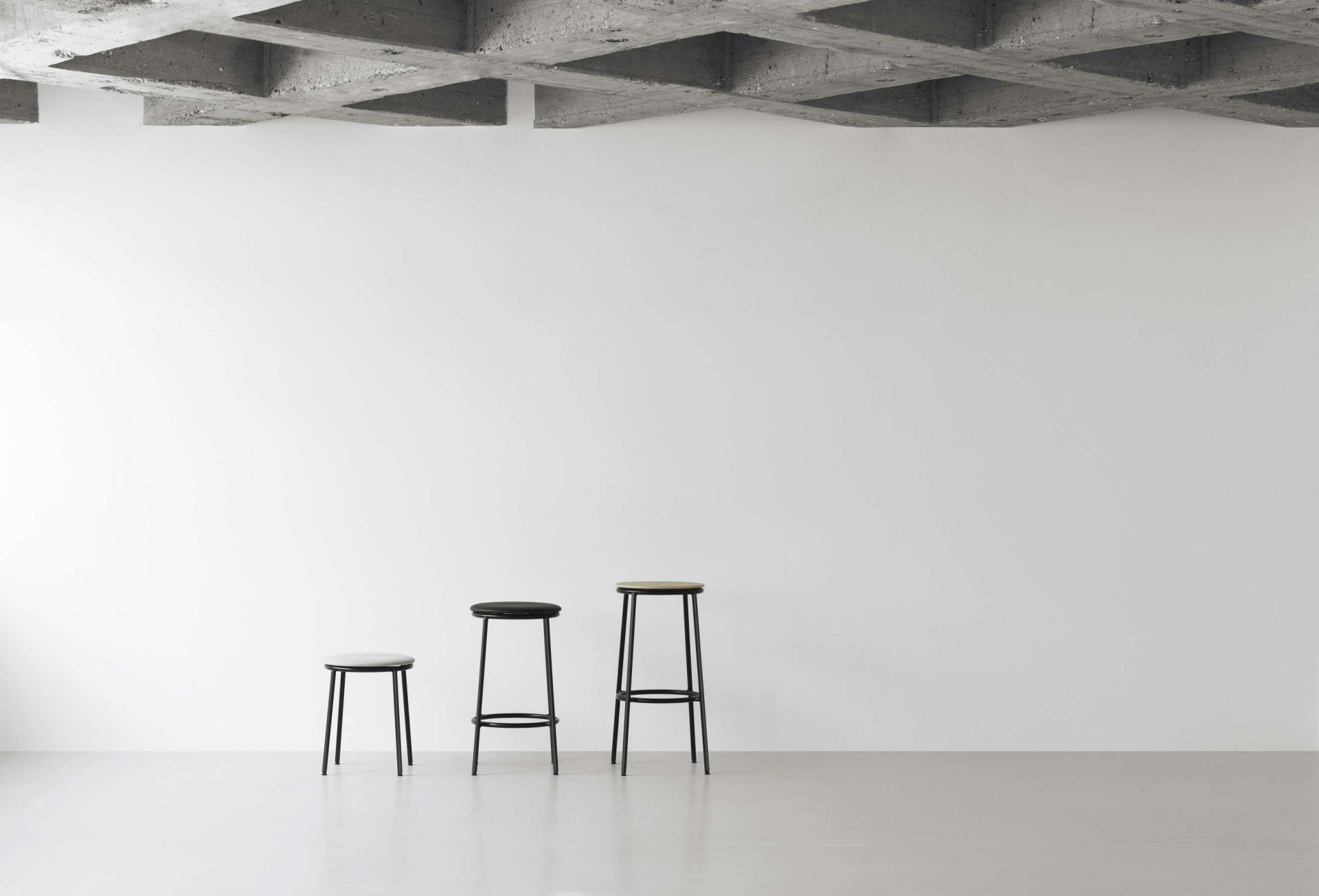 Drei Circa Barstühle H 65 cm von Normann Copenhagen in verschiedenen Höhen und Farben.