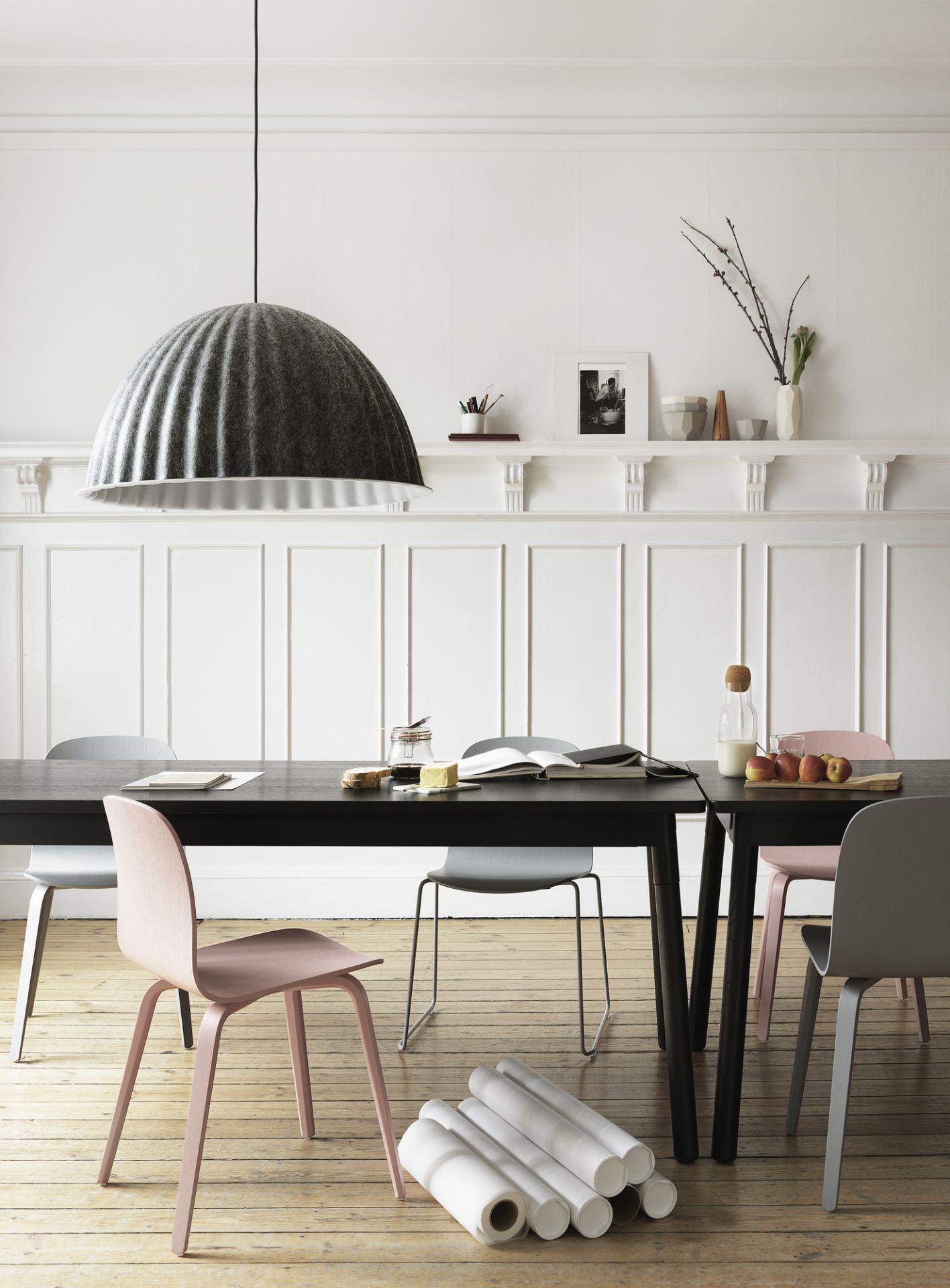 Visu Chair Wood Base Stuhl von Muuto in Rosa und Grau an Esstisch mit Holzboden.