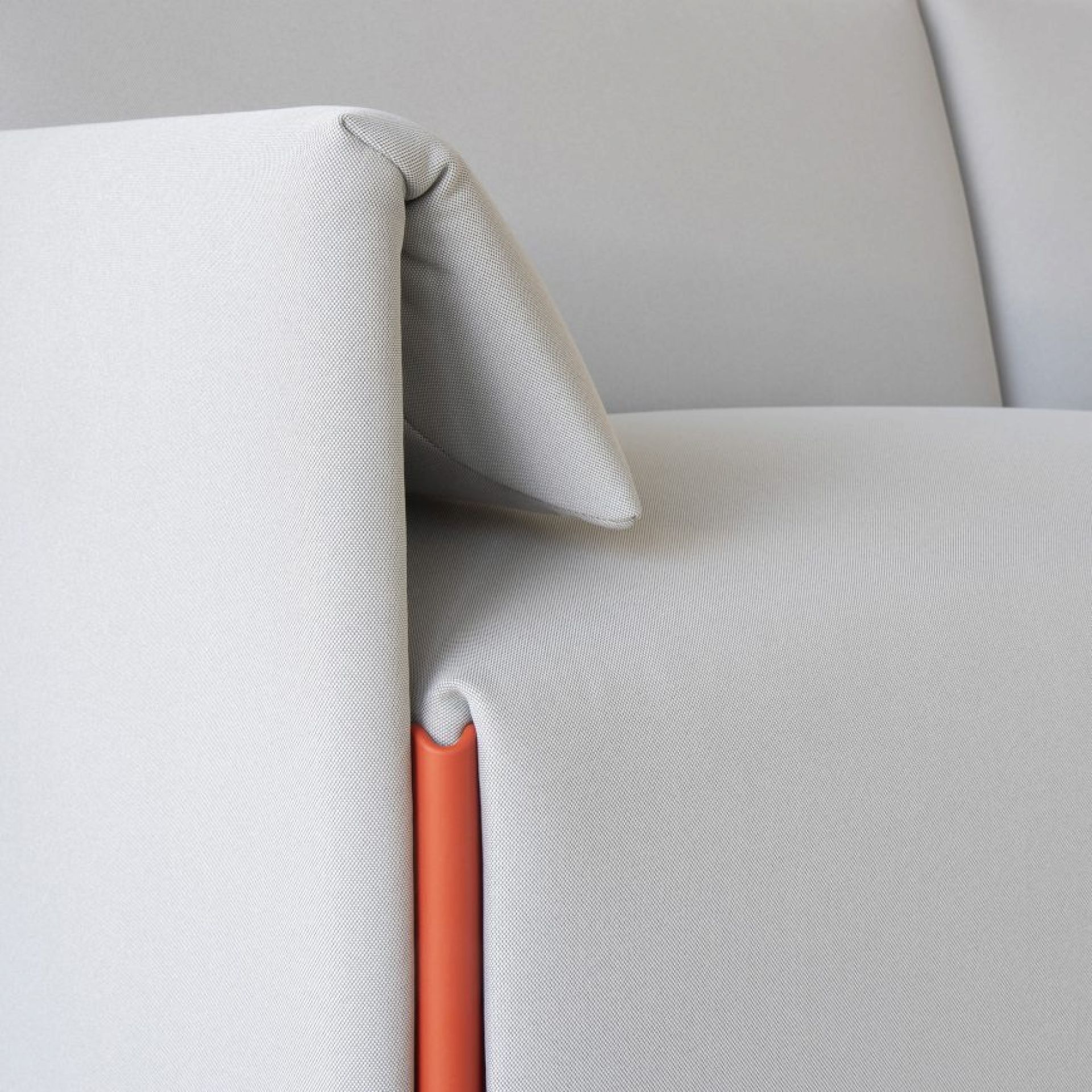 Detailansicht: Costume Sessel mit Armlehne, blauer Kvadrat Stoff, modernes Design.