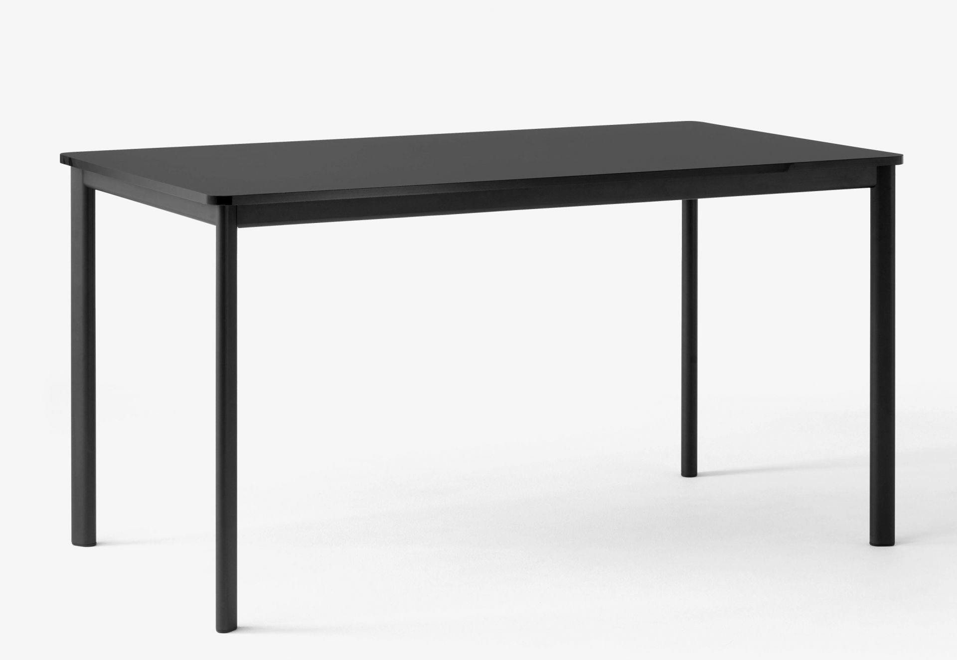 Schwarzer AndTradition Drip Table HW58 mit rechteckiger Tischplatte und filigranem Metallgestell, ideal als Esstisch oder Schreibtisch.