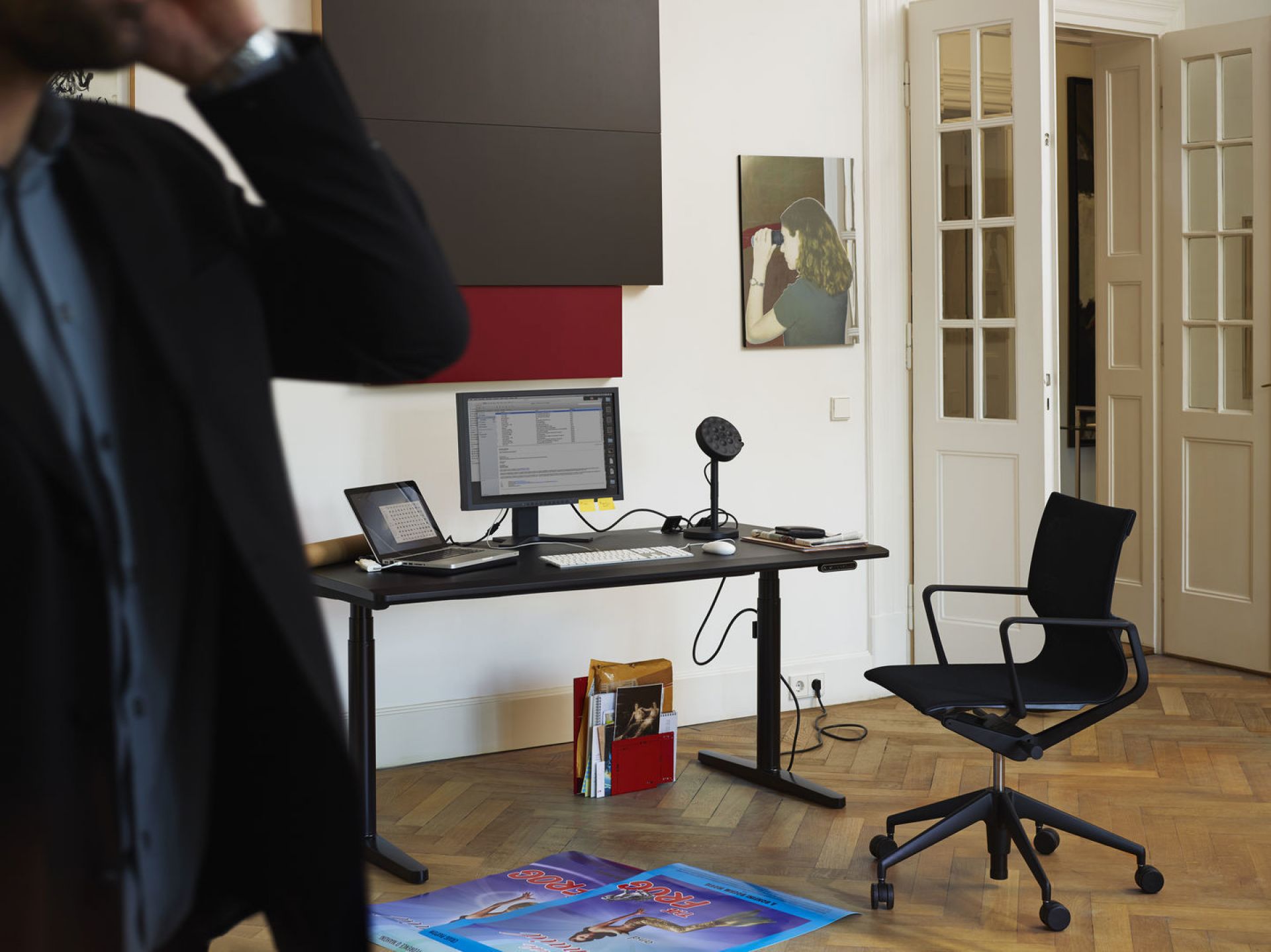 Schwarzer Physix Studio Bürodrehstuhl von Vitra vor Schreibtisch in einem hellen Büro. Ergonomischer Bürostuhl mit Armlehnen.