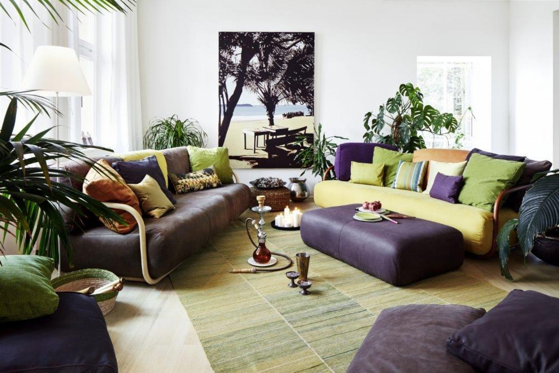 Wohnzimmer mit braunem und gelbem 2002 Bugholz-Sofa von Thonet, dekoriert mit bunten Kissen und Pflanzen.
