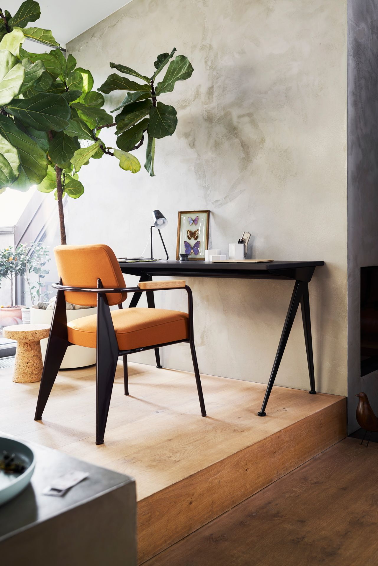 Vitra Compas Direction Schreibtisch mit passendem Bürostuhl in modernem Arbeitszimmer mit Pflanze und Dekoration.