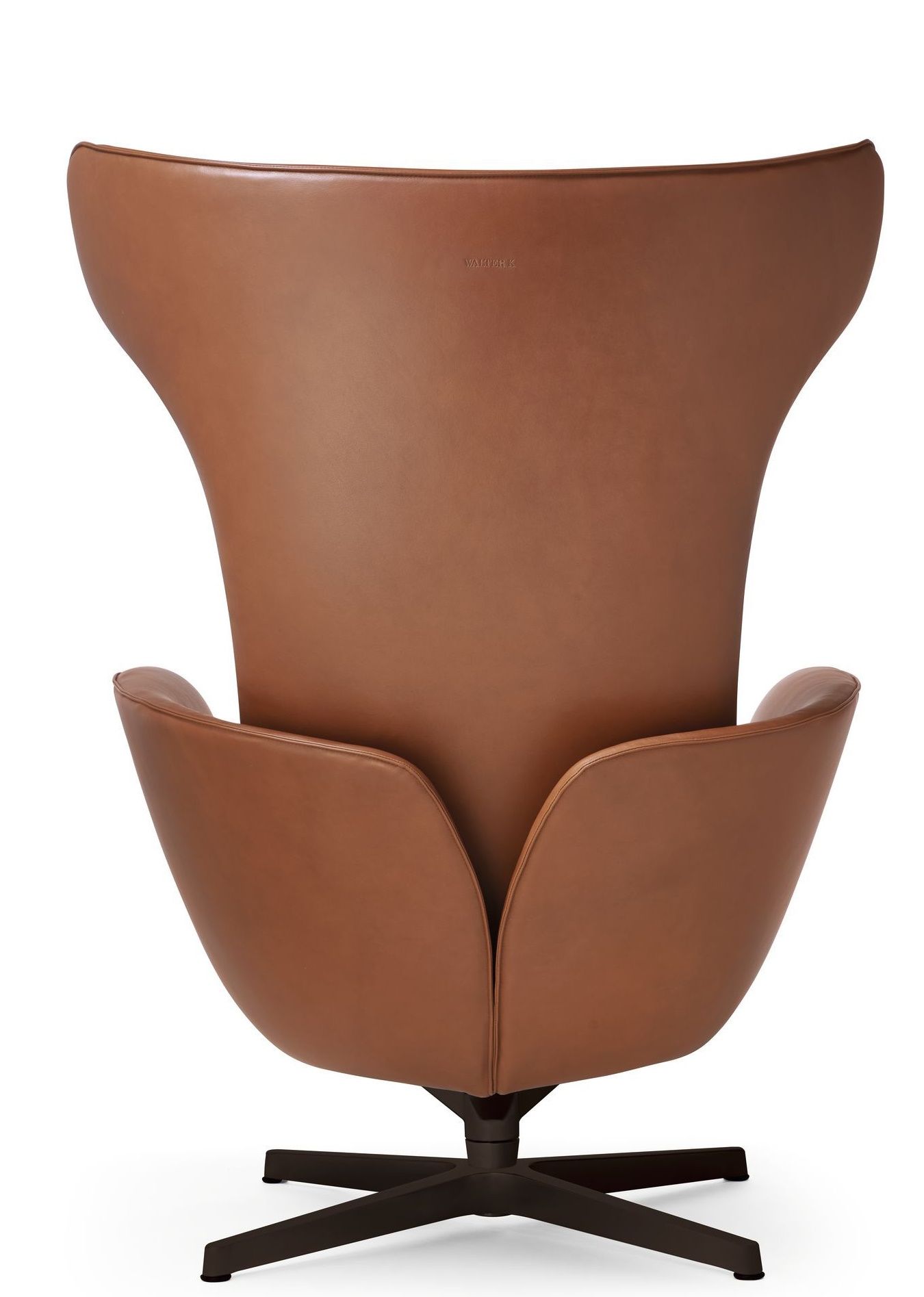 Rückansicht des Onsa Chair Sessels von Walter Knoll in braunem Leder auf dunklem Drehfuß.