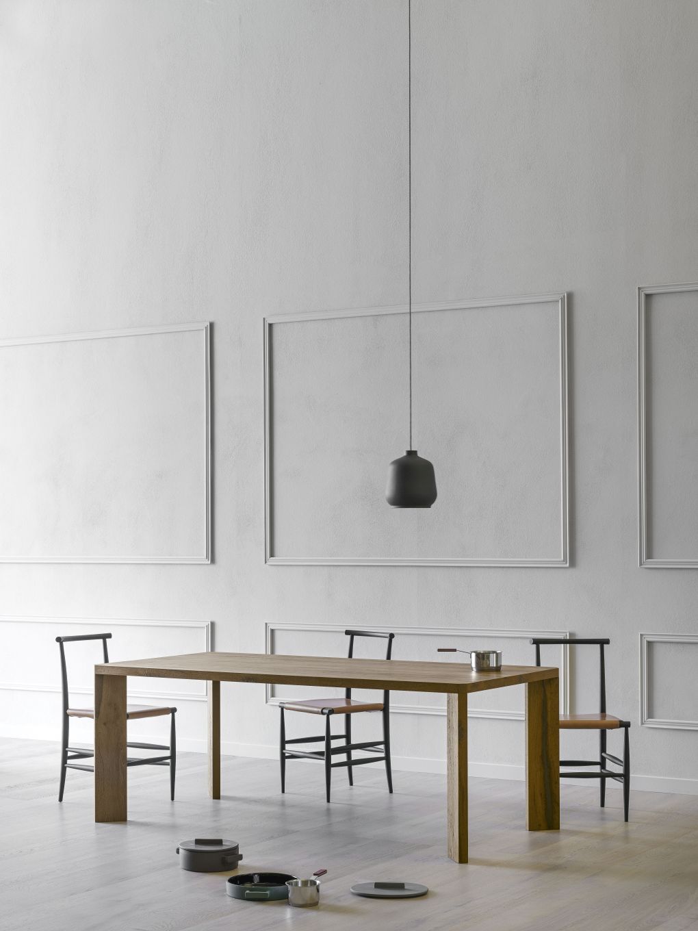 Manero Esstisch von Miniforms, 300 cm breit, aus Holz, mit Stühlen in minimalistischem Interieur.
