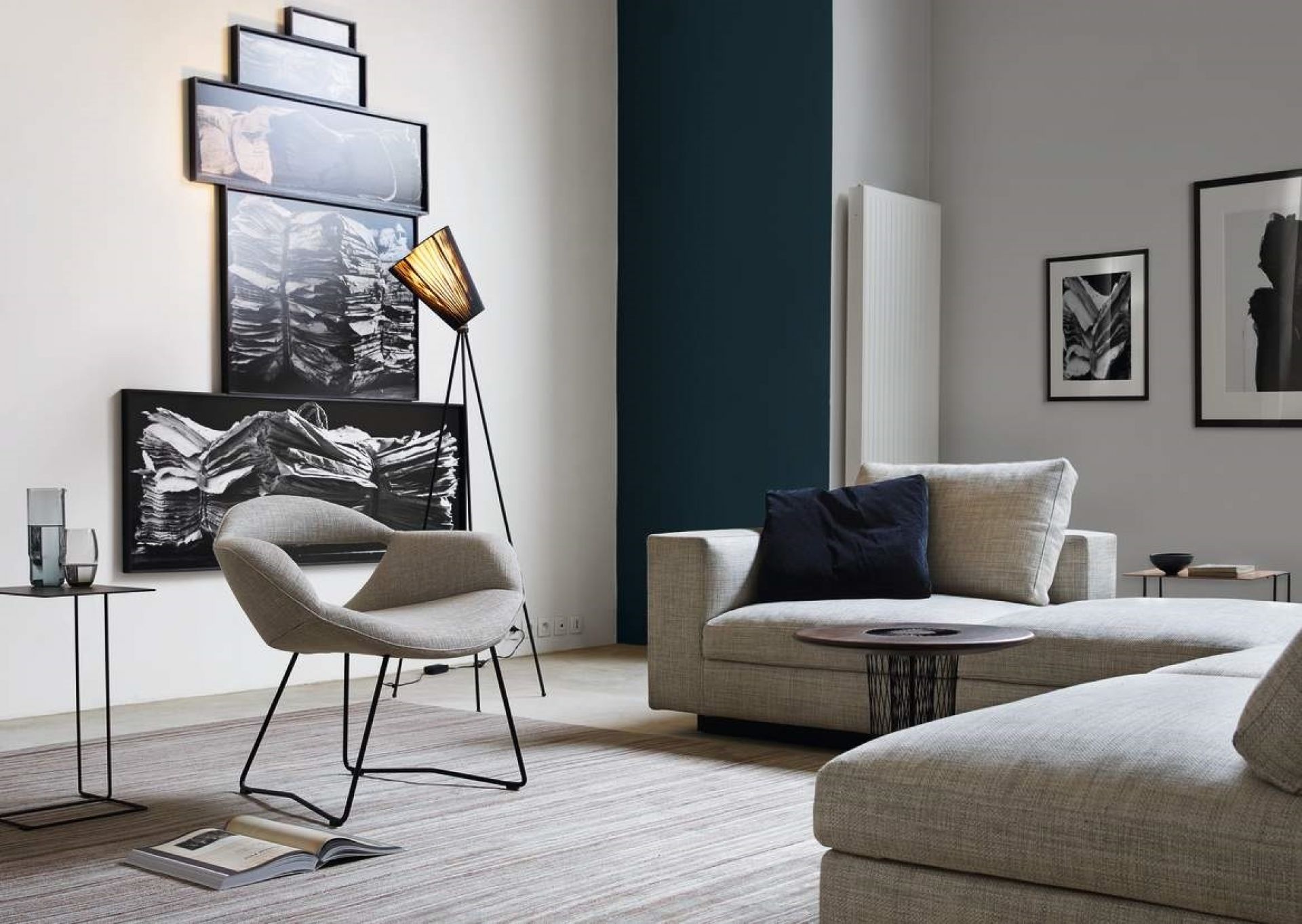 Oki Beistelltisch von Walter Knoll in modernem Wohnzimmer mit Sofa, Sessel, Lampe und Dekoration.
